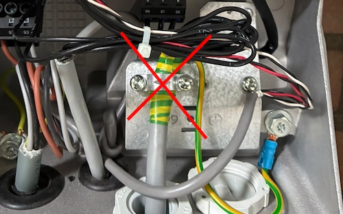 Verkeerd aangesloten EMC-beugel